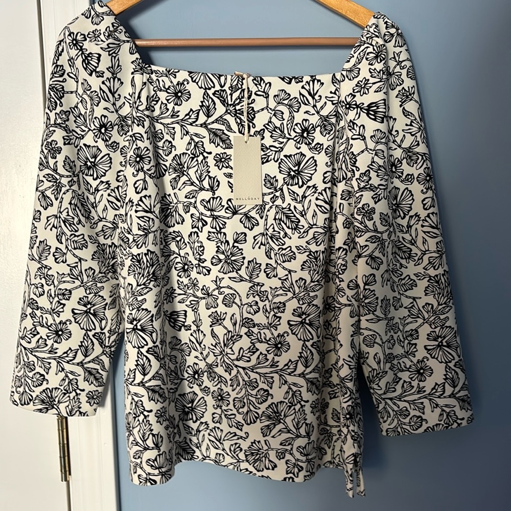 Melloday Ladies Top. Black and white. NWT